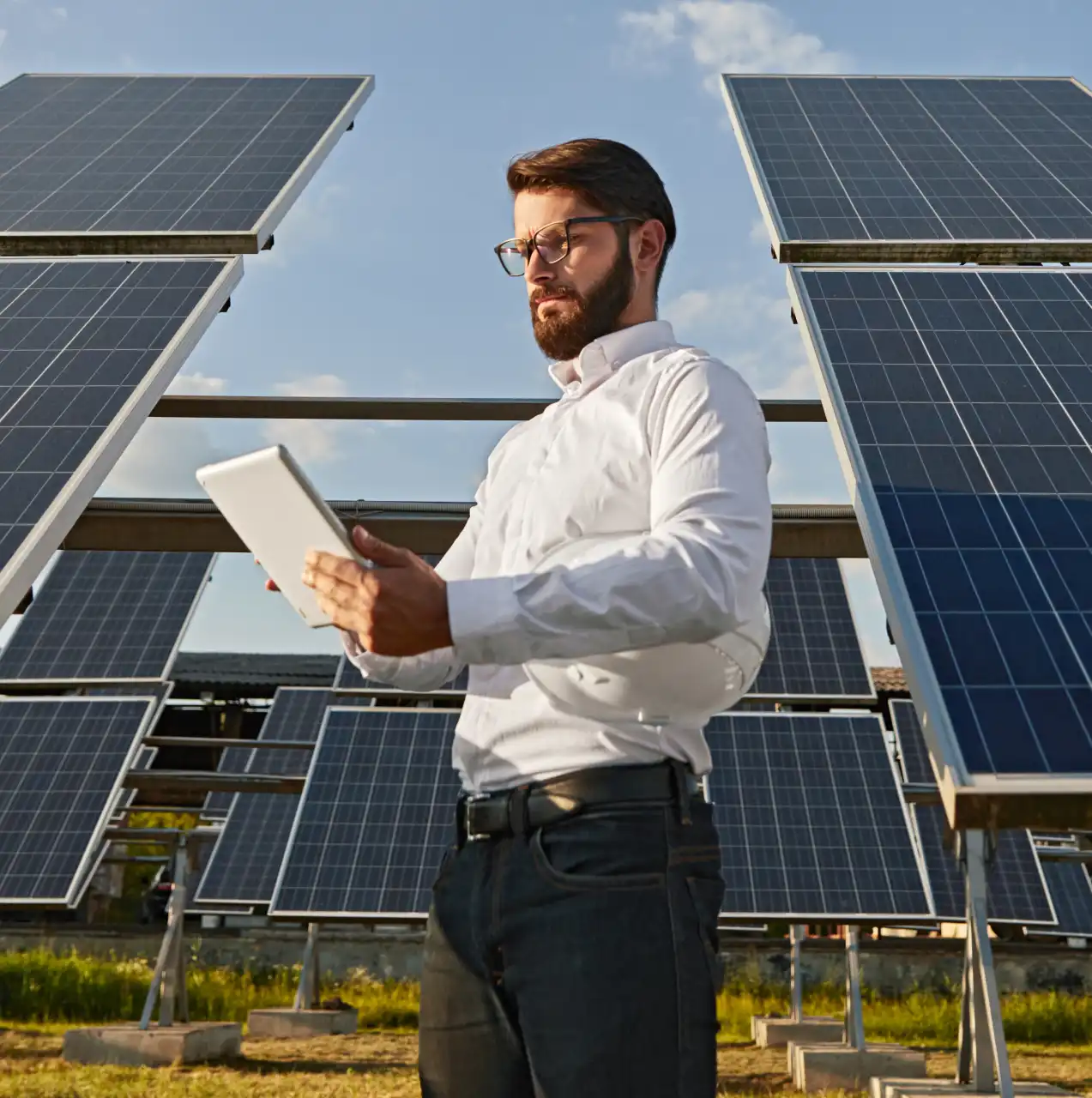 Investor betrachtet Photovoltaik Renditen